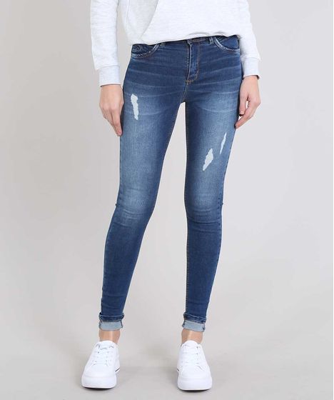 calça jeans feminina com a barra dobrada