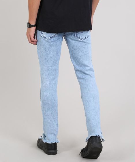 calça jeans com barra cortada