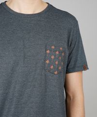 Camiseta-Masculina-com-Bolso-Estampado-de-Peixes-Manga-Curta-Gola-Careca-Cinza-Mescla-Escuro-9636216-Cinza_Mescla_Escuro_4