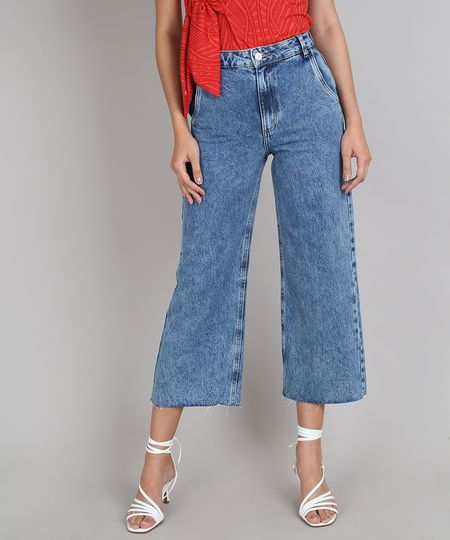 calça jeans feminina no meio da canela