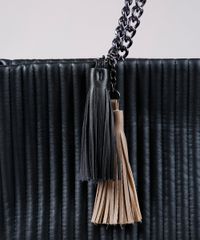 Bolsa-Feminina-Shoulder-Texturizada-com-Correntes-e-Tassel-Preta-9505295-Preto_4