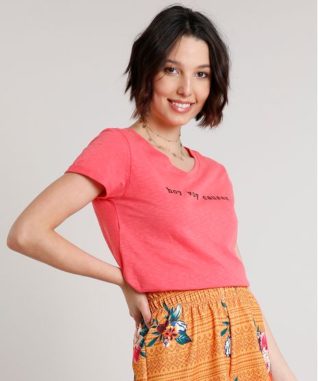 Blusa-Feminina-com-Bordado--Hoy-Voy-Causar--Manga-Curta-Decote-Redondo-Coral-9615385-Coral_1