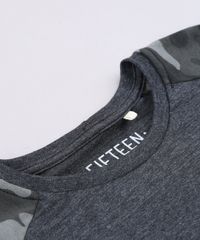 Camiseta-Infantil-Raglan-com-Estampa-Camuflada-Manga-Curta-Cinza-Mescla-Escuro-9660947-Cinza_Mescla_Escuro_3