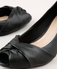 Scarpin-Feminino-Via-Uno-com-Transpasse-Bico-Fino-Vazado-Preto-9661672-Preto_5