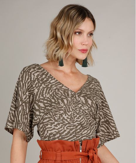 Blusa-Feminina-Transpassada-Estampada-Camuflada-com-Amarracao-Manga-Curta-Decote-V-Verde-Militar-9696999-Verde_Militar_1