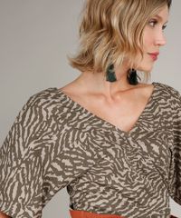Blusa-Feminina-Transpassada-Estampada-Camuflada-com-Amarracao-Manga-Curta-Decote-V-Verde-Militar-9696999-Verde_Militar_4