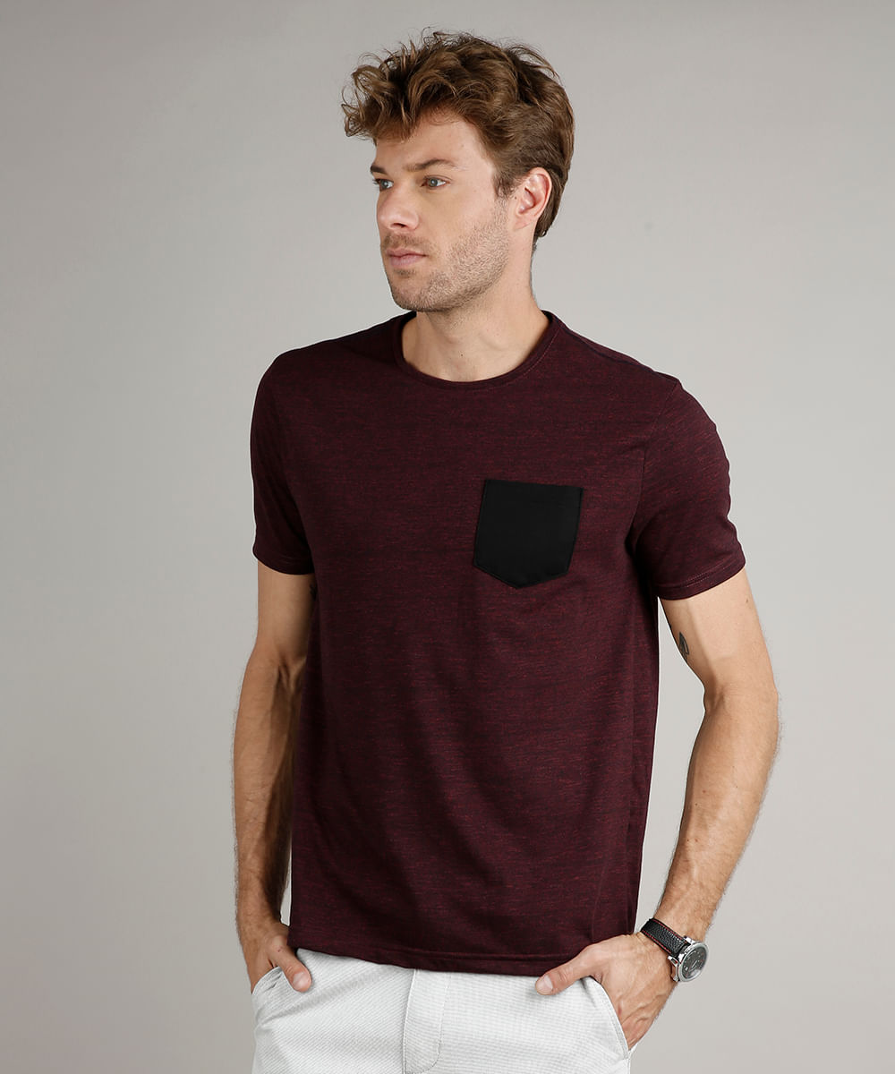 Camiseta Masculina Básica Comfort Fit com Bolso Manga Curta Gola Careca Vinho