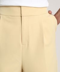 Calca-Feminina-Reta-Alfaiatada-com-Bolsos-Amarela-9643997-Amarelo_4