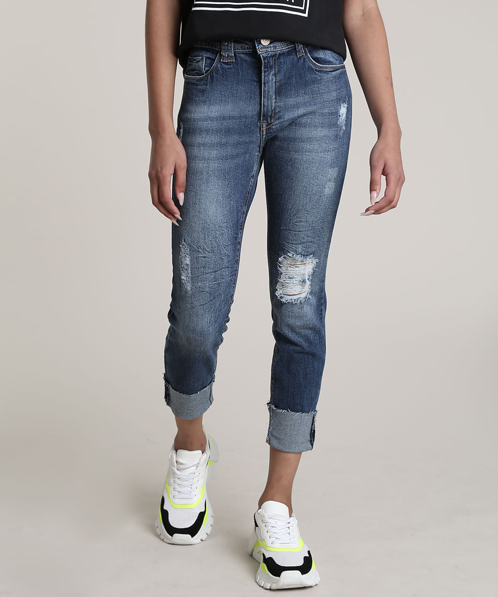 calça jeans feminina com a barra dobrada