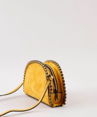 Bolsa-Feminina-Transversal-Pequena-em-Suede-com-Tachas-Mostarda-9632508-Mostarda_4