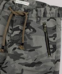 Bermuda-de-Sarja-Infantil-Estampada-Camuflada-com-Bolso-e-Cordao--Verde-Militar-9761832-Verde_Militar_4