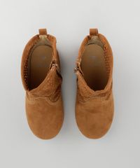 Bota-em-Suede-com-Laser-Cut-Caramelo-8562210-Caramelo_4