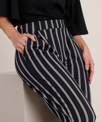 Calca-Feminina-Carrot-Listrada-com-Bolso-Preta-9860128-Preto_4