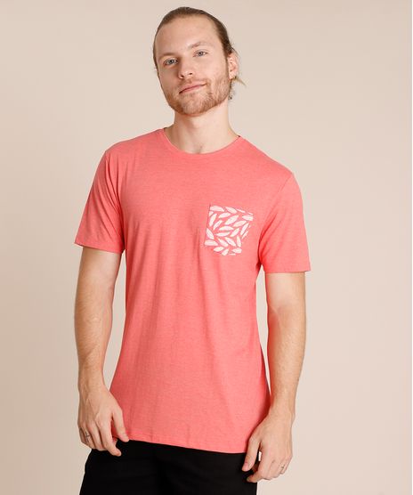 Camiseta-Masculina-com-Bolso-Estampado-de-Penas-Manga-Curta-Gola-Careca-Coral-9738299-Coral_1