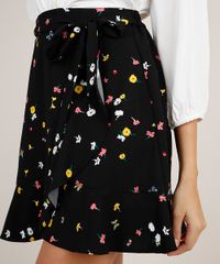 Saia-Feminina-Curta-Transpassada-Estampada-Floral-com-Babado-e-Faixa-para-Amarrar-Preta-9803964-Preto_4