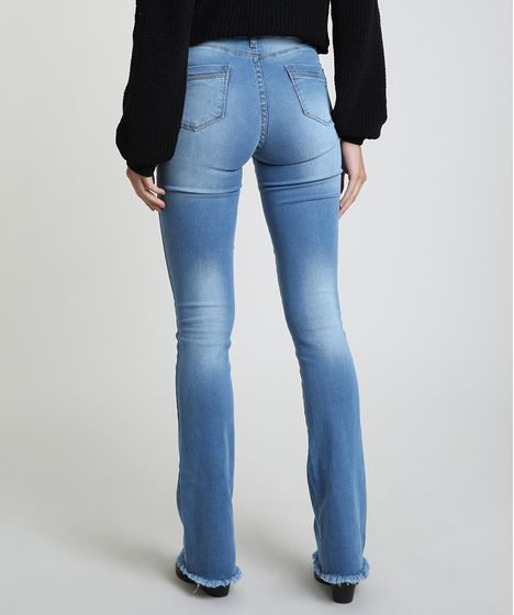 calça jeans flare desfiada na barra