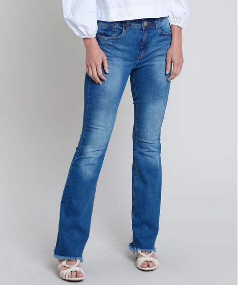 calça jeans flare desfiada na barra