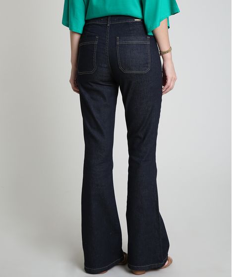 calça jeans flare azul escuro