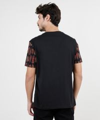 Camiseta-Masculina-com-Bolso-Estampado-de-Penas-Manga-Curta-Gola-Careca-Preta-9896413-Preto_2