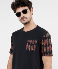 Camiseta-Masculina-com-Bolso-Estampado-de-Penas-Manga-Curta-Gola-Careca-Preta-9896413-Preto_4