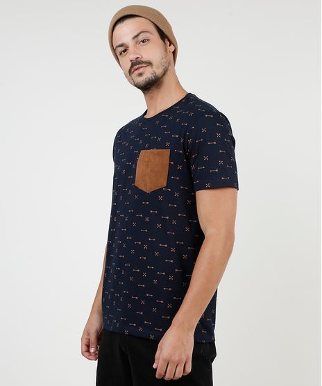 Camiseta-Masculina-Estampada-de-Flechas-com-Bolso-em-Suede-Manga-Curta-Gola-Careca-Azul-Marinho-9902066-Azul_Marinho_1