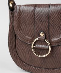 Bolsa-Feminina-Transversal-Pequena-Texturizada-Cobra-com-Argola-Marrom-9864015-Marrom_6