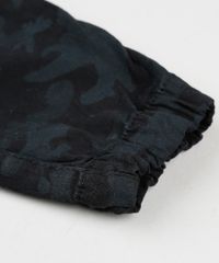 Calca-Infantil-Jogger-Cargo-Estampada-Camuflada-com-Cordao-e-Bolsos-Chumbo-9886338-Chumbo_3