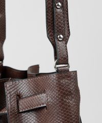 Bolsa-Feminina-Bucket-Media-Transversal-Texturizada-Cobra-Marrom-9864014-Marrom_5