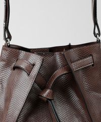 Bolsa-Feminina-Bucket-Media-Transversal-Texturizada-Cobra-Marrom-9864014-Marrom_6