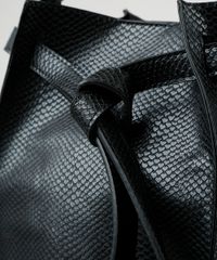 Bolsa-Feminina-Bucket-Media-Transversal-Texturizada-Cobra-Preta-9864014-Preto_6
