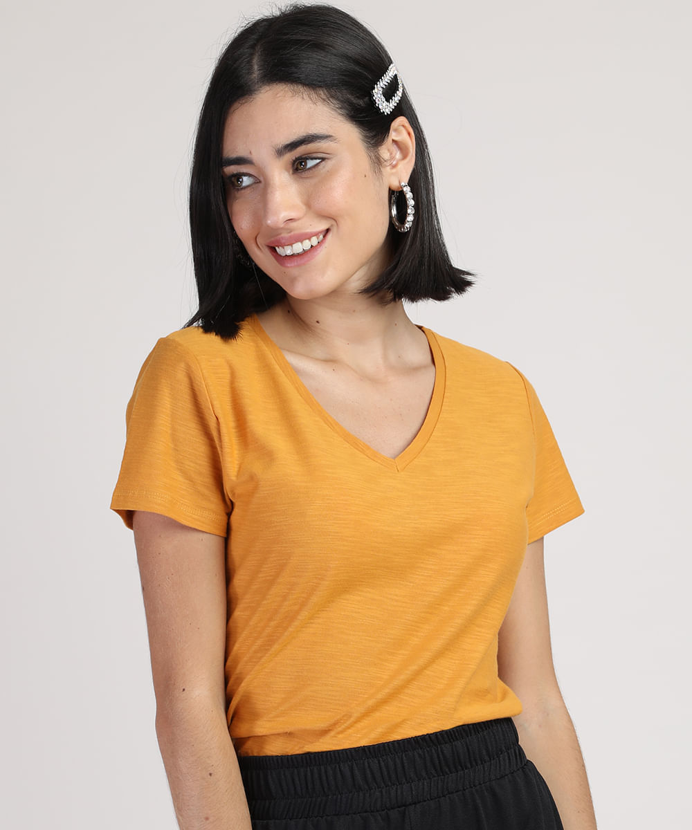 camiseta de algodão peruano decote v amarela