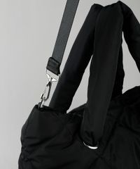 Bolsa-em-Nylon-Feminina-Shopper-Grande-Puffer-com-Alca-de-Ombro-Preta-9845466-Preto_5