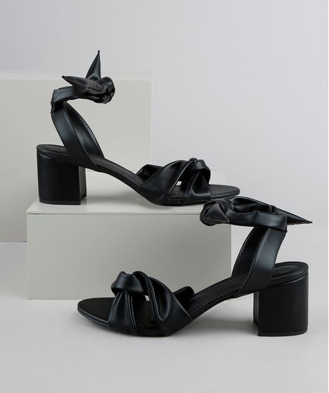 sandalia de salto baixo e grosso