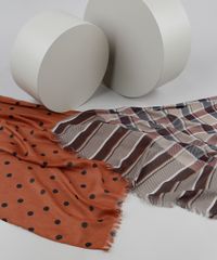 Kit-de-2-Lencos-Feminino-Estampados-Xadrez-e-Poa-Marrom-9401559-Marrom_2