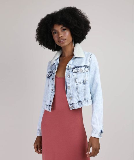 Jaqueta-Jeans-Feminina-Cropped-Marmorizada-com-Recortes-e-Bolsos-Gola-com-Pelo-Azul-Claro-9946106-Azul_Claro_1