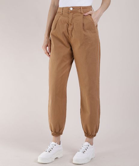 calça de sarja marrom feminina