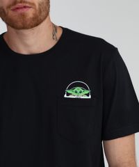 Camiseta-Masculina-com-Bolso-Estampado-Baby-Yoda-Manga-Curta-Gola-Careca-Preta-9946947-Preto_4