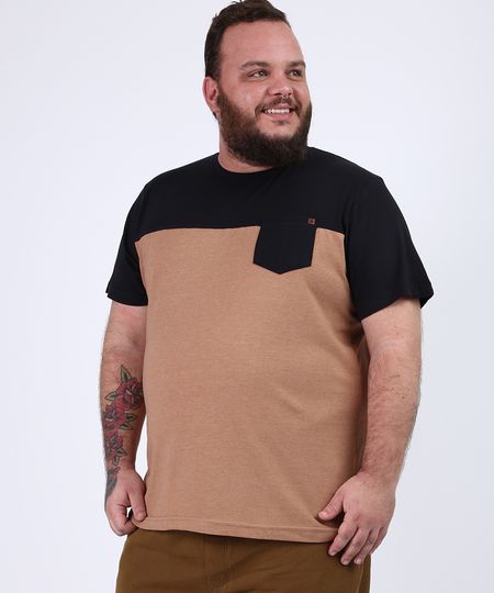 Camiseta-Masculina-Plus-Size-com-Recorte-e-Bolso-Manga-Curta-Gola-Careca-Caramelo-9952566-Caramelo_1