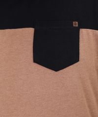Camiseta-Masculina-Plus-Size-com-Recorte-e-Bolso-Manga-Curta-Gola-Careca-Caramelo-9952566-Caramelo_4