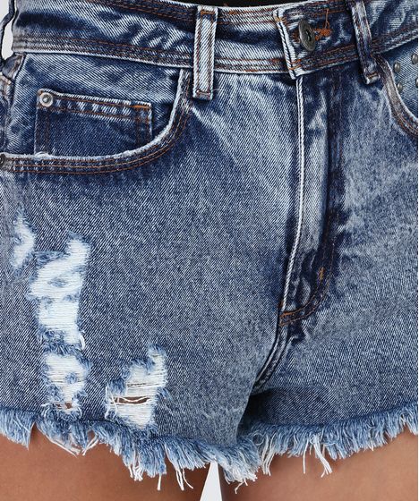 short jeans com tachinhas