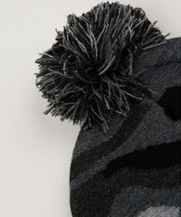 Gorro-Masculino-Em-Trico-Estampado-Camuflado-com-Pompom-e-Barra-Dobrada-Chumbo-9801877-Chumbo_3