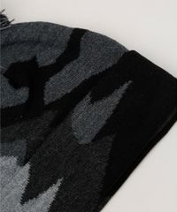 Gorro-Masculino-Em-Trico-Estampado-Camuflado-com-Pompom-e-Barra-Dobrada-Chumbo-9801877-Chumbo_5