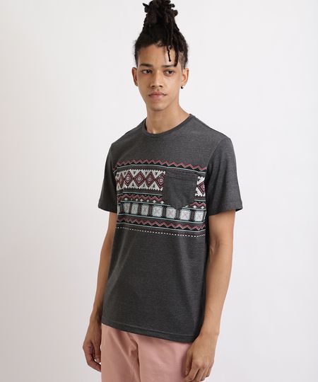 Camiseta-Masculina-Estampa-Etnica-com-Bolso-Manga-Curta-Gola-Careca-Cinza-9958779-Cinza_1