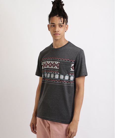 Camiseta-Masculina-Estampa-Etnica-com-Bolso-Manga-Curta-Gola-Careca-Cinza-9958779-Cinza_1