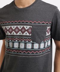 Camiseta-Masculina-Estampa-Etnica-com-Bolso-Manga-Curta-Gola-Careca-Cinza-9958779-Cinza_4