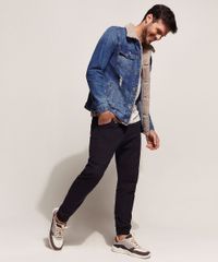 Jaqueta Jeans Masculina com Pelo Modelo Posando Descontraidamente