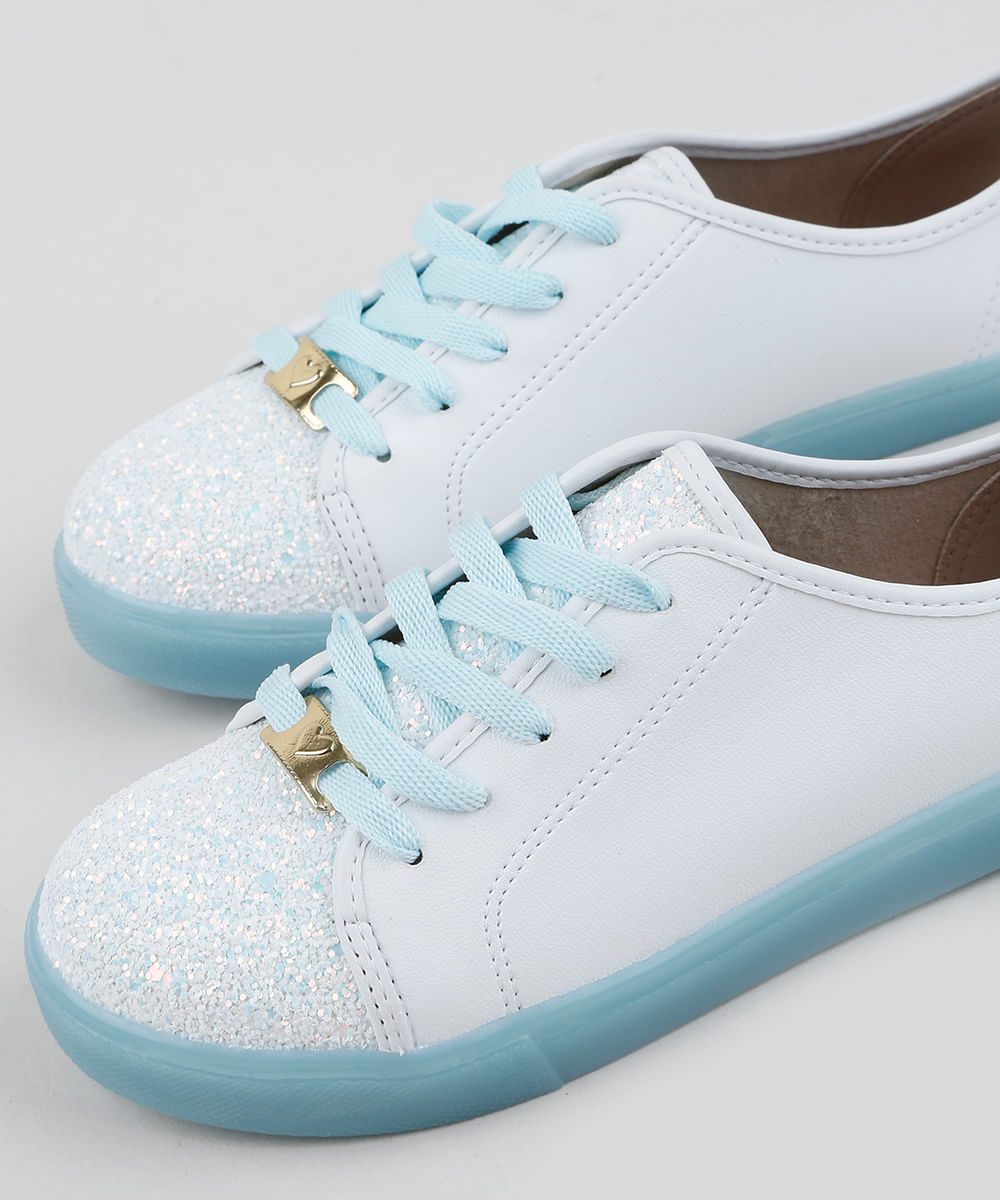 tenis branco com cadarço colorido