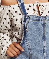 Macacao-Jeans-Feminino-Baggy-Marmorizado-com-Recortes-e-Bolsos-Azul-Claro-9960260-Azul_Claro_6