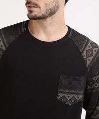 Camiseta-Masculina-Manga-Longa-Raglan-Estampada-Etnica-Gola-Careca-com-Bolso-Preta-9959720-Preto_4