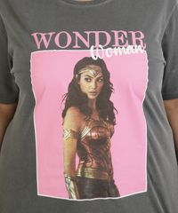 Blusa-Feminina-Plus-Size-Mulher-Maravilha-Manga-Curta-Decote-Redondo-Chumbo-9964399-Chumbo_2